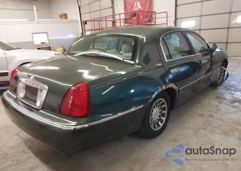 2001 Lincoln Town Car Signature z USA, uszkodzony, nr VIN 1LNHM82W31Y710726